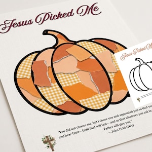 Può includere: Una stampa su carta bianca con una grande illustrazione di zucca riempita con pezzi di carta arancioni, color pesca e a quadretti. Il testo "Jesus Picked Me" appare in alto, con il versetto biblico Giovanni 15:16 e una piccola croce sotto.