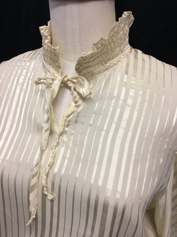 Retro 1970 creme polyester smocked tie collar smal