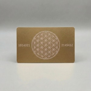 Könnte beinhalten: Eine rechteckige Karte mit abgerundeten Ecken und einem hellbraunen Hintergrund. Die Karte zeigt ein weißes geometrisches Blumen des Lebens-Muster in der Mitte, mit den Zahlen 1814321 und 2145432 auf beiden Seiten.