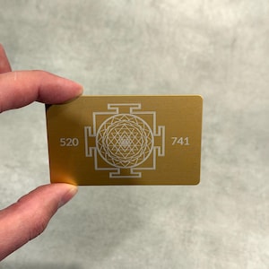 Placa de Resonancia Cuántica "Abundancia" – Activación de frecuencia 24 h – Edición Oro con Sri Yantra y Códigos Grabovoi (520 741)