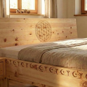 Könnte beinhalten: Ein helles Holzbett mit einem Kopfteil mit einem geometrischen Design. Das Bett hat einen passenden Nachttisch und ist mit einer neutral getönten Bettdecke bedeckt. Der Bettrahmen hat dekorative Schnitzereien.