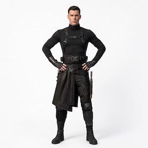 Könnte beinhalten: Eine Actionfigur in einem schwarzen Rollkragenpullover, einer taktischen Weste und fingerlosen Handschuhen. Die Figur trägt eine dunkle Hose mit einem seitlich drapierten Stoffteil, einen Gürtel mit Ausrüstung, Knieschoner und schwarze Stiefel.