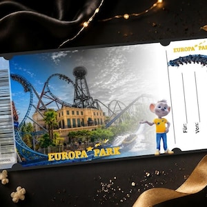 Könnte beinhalten: Eine Eintrittskarte für den Europa-Park. Die Karte zeigt eine Achterbahn und eine Cartoon-Mausfigur. Auf der Karte stehen die Wörter "Europa Park" und "Eintrittskarte". Die Karte hat Linien für "Für", "Von" und "Wann".