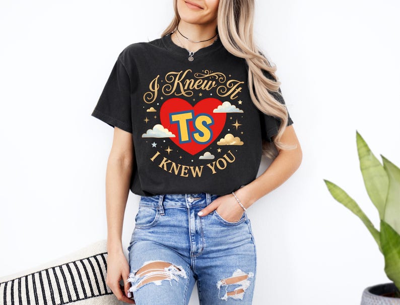 Toy Story Taylor Swift PNG Te conocí Cárdigan Sublimación TS Swiftie Corazón Retro Nubes a Cuadros Diseño de Camiseta de Concierto Archivo imagen 2