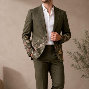 Olijfgroen met geborduurde wilde bloemen | Boho bruidegom smoking, galablazer