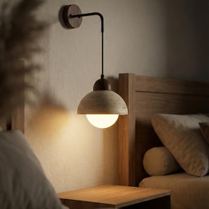 Può includere: Un set di tre tazze in ceramica con finitura opaca e macchiettata. Le tazze sono nei toni del crema, grigio chiaro e grigio scuro. Ogni tazza ha un design semplice e minimalista e un manico arrotondato.