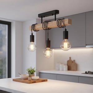 Op de afbeelding: Een moderne hanglamp met drie lampen. Het heeft een rechthoekige zwarte basis, een houten balk en drie zwarte lamphouders. Elke houder hangt een grote, ronde Edison-stijl gloeilamp op. De armatuur is ontworpen voor een keuken of eetkamer.
