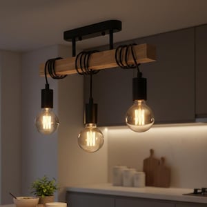 Puede incluir: Una lámpara colgante de tres luces con bombillas estilo Edison. La lámpara tiene una base de metal negro y detalles de alambre negro. La luz está suspendida de una viga de madera. Las bombillas son redondas y emiten un brillo cálido.