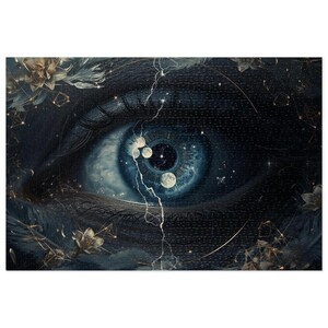 Puede incluir: Representación artística detallada de un ojo humano, con un iris azul y una pupila que se asemeja a una galaxia. La imagen incorpora elementos celestiales como estrellas y lunas, con acentos florales y geométricos. La paleta de colores es azul oscuro y negro.