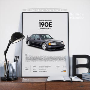 Puede incluir: Una taza de cerámica blanca con asa negra y el texto "But First, Coffee" en negrita negra. La taza está sobre un fondo borroso. La taza mide aproximadamente 10 cm de altura.