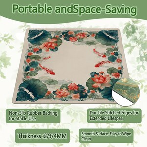 Puede incluir: Una alfombrilla de escritorio rectangular con un centro beige rodeado por un borde de peces koi rojos, flores de loto rosas y nen&uacute;fares verde oscuro. La alfombrilla tiene bordes cosidos, base de goma antideslizante y 2, 3 o 4 mm de grosor.