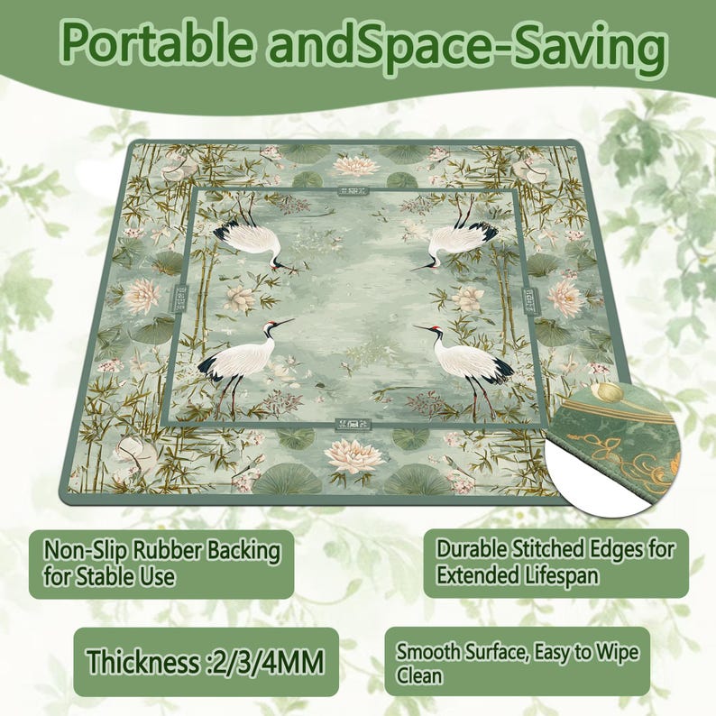 Puede incluir: Una alfombrilla rectangular con fondo verde salvia, grullas blancas, flores de loto y tallos de bamb&uacute;. El texto dice Portable and Space-Saving, Non-Slip Rubber Backing for Stable Use, Durable Stitched Edges y Thickness: 2/3/4MM.