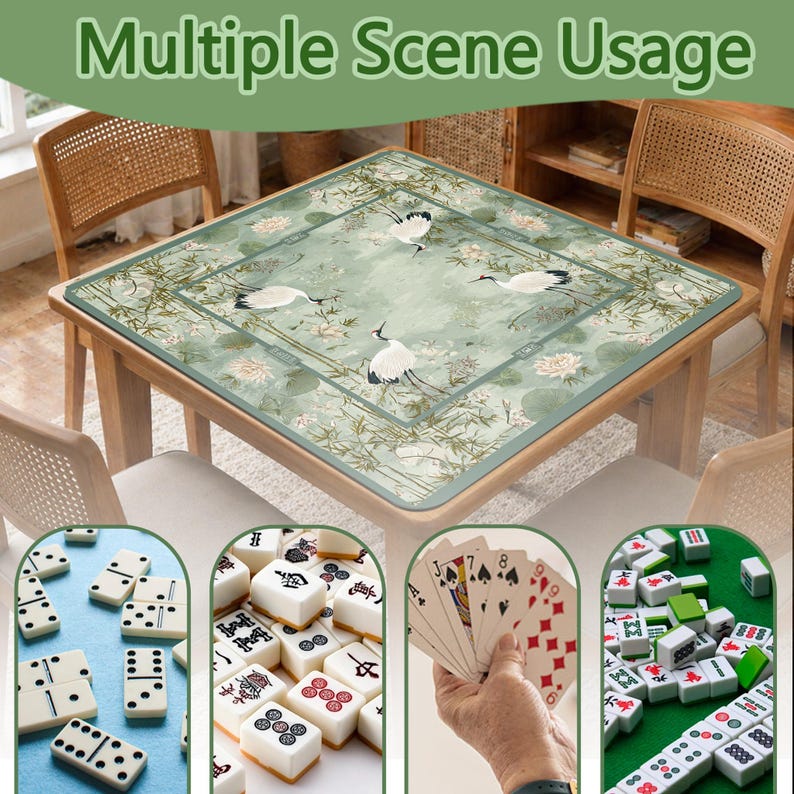 Puede incluir: Un tapete de mesa cuadrado con fondo verde salvia, decorado con ilustraciones de grullas blancas, flores de loto y tallos de bamb&uacute;. El tapete se muestra sobre una mesa de madera, con recuadros circulares que exhiben domin&oacute;s, fichas de mahjong y cartas.