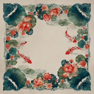 Puede incluir: Un pa&ntilde;uelo cuadrado con un campo central color crema enmarcado por un borde de hojas de loto verde azulado oscuro, flores de loto rojas y rosas vibrantes, y dos peces koi nadando con escamas rojas y blancas sobre un fondo beige claro.