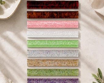 One set of four 17.5-inch American-style acrylic mahjong tiles, with a magnetic tile pusher; colored mahjong tile pusher.