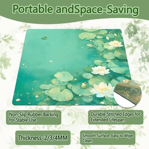 Puede incluir: Alfombrilla de rat&oacute;n rectangular con un dise&ntilde;o acu&aacute;tico sereno con nen&uacute;fares, flores blancas y peque&ntilde;as ranas verdes. La alfombrilla tiene un respaldo de goma antideslizante y bordes cosidos duraderos. El texto "Portable and Space-Saving" est&aacute; arriba.