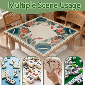 Puede incluir: Un tapete de mesa cuadrado con un centro color crema y un borde de flores de loto rojas, nen&uacute;fares verdes y peces koi naranjas. El tapete se muestra sobre una mesa de madera rodeada de cuatro sillas, con recuadros circulares que muestran domin&oacute;s, fichas de mahjong y cartas.