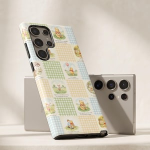 Funda para móvil con diseño de oso de cuento vintage: patchwork de cuadros vichy en tonos pastel, estilo cottagecore (iPhone, Samsung)