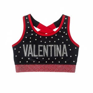 Peut inclure: Soutien-gorge de sport noir avec bordure et bretelles crois&eacute;es rouges. Le mot "VALENTINA" est &eacute;pel&eacute; en strass argent&eacute;s sur le devant. Le soutien-gorge est orn&eacute; de strass &eacute;parpill&eacute;s.