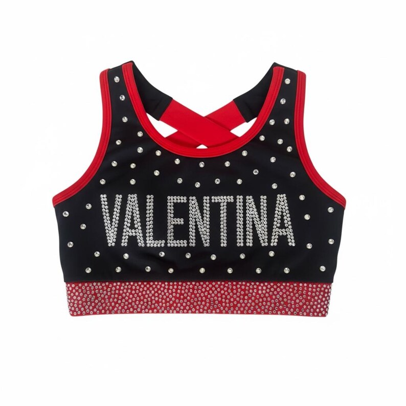 Peut inclure: Soutien-gorge de sport noir avec bordure et bretelles crois&eacute;es rouges. Le mot "VALENTINA" est &eacute;pel&eacute; en strass argent&eacute;s sur le devant. Le soutien-gorge est orn&eacute; de strass &eacute;parpill&eacute;s.