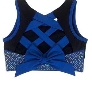 Peut inclure: Un soutien-gorge de sport bleu et noir avec un dos crois&eacute;. L'avant pr&eacute;sente un grand n&oelig;ud bleu et est orn&eacute; de strass &eacute;tincelants. Le soutien-gorge est con&ccedil;u pour les activit&eacute;s sportives.