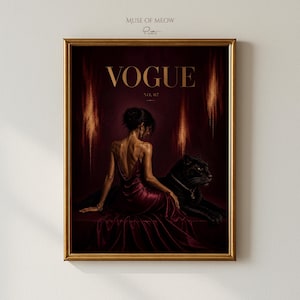 Może przedstawiać: Oprawiony wydruk z okładką magazynu Vogue. Grafika przedstawia kobietę w czerwonej sukni siedzącą obok czarnej pantery. Tytuł magazynu i numer wydania są w złotych literach. Rama jest złota.