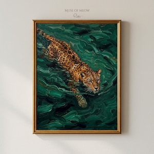 以下が含まれることがあります： エメラルドグリーンの水中で泳ぐヒョウを描いた額入りのアートプリント。ヒョウは斑点模様の毛皮を持っています。フレームは金色で、作品には「Muse of Meow」のサインが入っています。