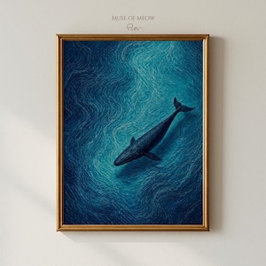 Op de afbeelding: Een ingelijste kunstdruk met een donkerblauwe walvis die zwemt in diepblauw water met witte golfpatronen. Het kunstwerk zit in een gouden lijst en bevat bovenaan de tekst "Muse of Meow".