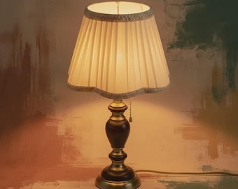 Pantalla de lámpara de mesa de tela plisada: Modelo UNO con borde festoneado estilo Imperio, color beige.