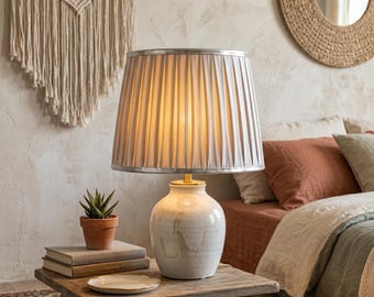 Pantalla de lámpara de tela plisada, pantalla estilo Imperio plateada, soporte UNO, iluminación de acento para mesita de noche
