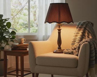 Pantalla de lámpara de tela plisada marrón oscuro: Falda festoneada estilo Imperio, decoración retro de mediados de siglo.