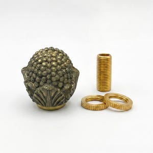 Antik mässingsfinial av ekollon, topp av lotusblomma i tallkotte, vintagebeslag