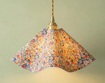 Handgemaakte golvende bloemenhanglampenkap – plafondlampdecor van cottagecore-stof