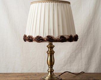 Pantalla de lámpara de gasa plisada con ribete de rosas color café, decoración de iluminación de mesita de noche de estilo campestre francés.