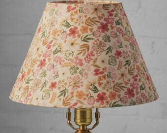 Gebloemde lampenkap: shabby-chique stoffen tafellampenkap, zachte diffuse gloed