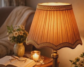 Dark Coffee Plissierter Stoff-Lampenschirm, Vintage Empire Scalloped Trim, Soft Glow Home Decor