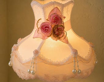 Romantisk spetsbordslampskärm, rosa rosor, pärltofsar, viktoriansk stugdekor