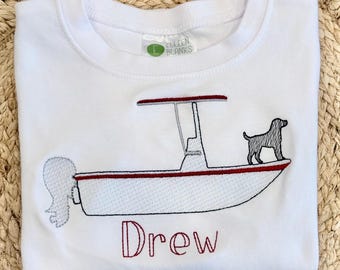 Camiseta o conjunto de verano bordado con perro en un barco para niños.