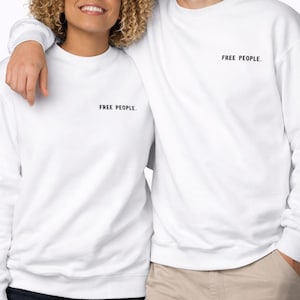 Puede incluir: Una taza de cer&aacute;mica blanca con un asa negra y el texto "But First, Coffee" en negro, con una fuente de estilo manuscrito. La taza est&aacute; sobre una superficie blanca.