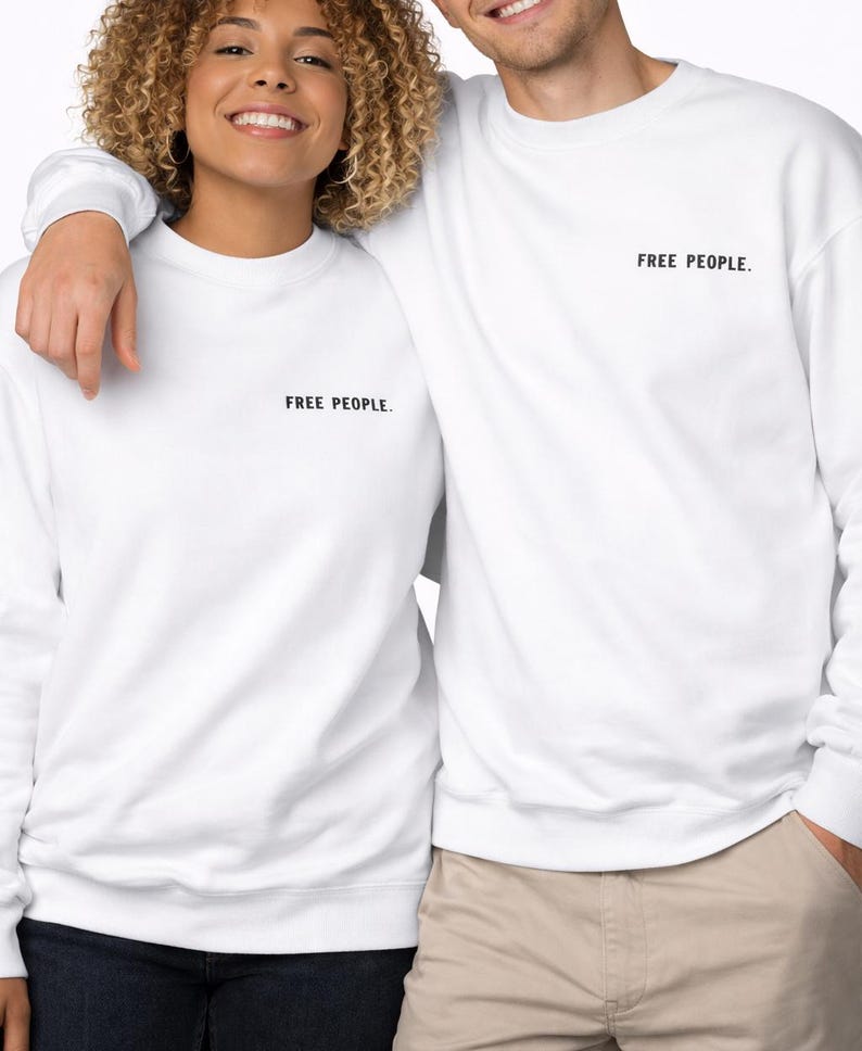 Puede incluir: Una taza de cer&aacute;mica blanca con un asa negra y el texto "But First, Coffee" en negro, con una fuente de estilo manuscrito. La taza est&aacute; sobre una superficie blanca.