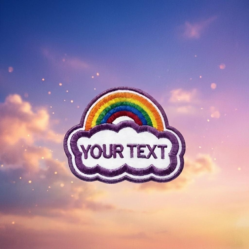 Op de afbeelding: Geborduurde patch met een regenboog boven een witte wolk met een paarse rand. De tekst "YOUR TEXT" staat op de wolk. De patch is geplaatst tegen een achtergrond van een wolkenlucht.