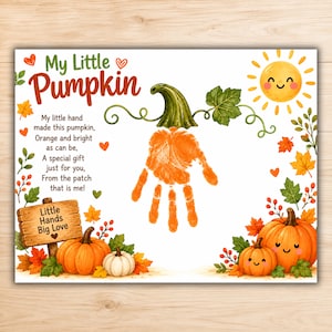 Op de afbeelding: Een witte rechthoekige print met de tekst My Little Pumpkin en een gedicht. In het midden staat een oranje handafdruk in de vorm van een pompoen met een groene steel en bladeren. Decoratieve elementen zijn een lachende zon, herfstbladeren en pompoenen.
