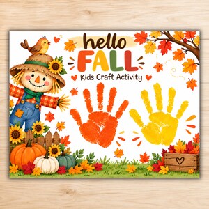 Op de afbeelding: Een wit knutselblad met de tekst hello FALL Kids Craft Activity, een vogelverschrikker, pompoenen, herfstbladeren en twee handafdrukken in oranje en gele verf, inclusief een houten kistje en een illustratie van een klein vogeltje.
