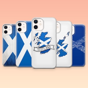 Op de afbeelding: Vijf telefoonhoesjes met Schotse ontwerpen. De hoesjes tonen de Schotse vlag, een kaart van Schotland met de vlag en andere Schotse thema-afbeeldingen in blauw en wit.