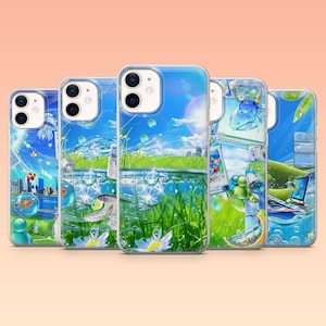 Op de afbeelding: Een verzameling van vijf telefoonhoesjes met levendige, op de natuur geïnspireerde ontwerpen. Elke hoes toont een andere aquatische of landschappelijke scène, waaronder vissen, onderwaterplanten en een zonnige hemel. De hoesjes zijn gemaakt van transparant plastic.