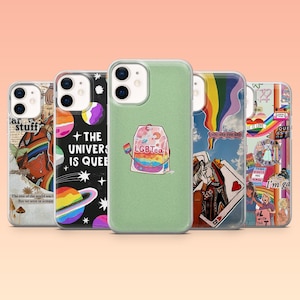 Puede incluir: Se muestran cinco fundas para teléfonos con diversos diseños. Una funda presenta una bolsita de té arcoíris con el texto "LGBTea". Otras fundas muestran texto y gráficos, incluyendo un arcoíris, planetas e ilustraciones de naipes. Las fundas están en fundas protectoras transparentes.