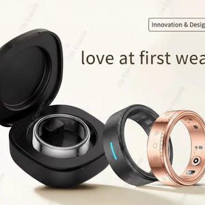 以下が含まれることがあります： 黒いケースの中に銀色のリング、2つのスマートリング：青い光の黒いリングとローズゴールドのリング。画像には「love at first wear」のテキストが含まれています。