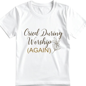 Puede incluir: Una taza de cerámica blanca con un asa negra y el texto "But First, Coffee" en negrita negra. La taza se encuentra sobre un fondo neutro, resaltando su diseño sencillo.