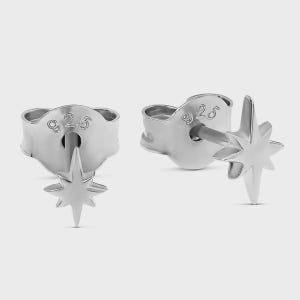 Könnte beinhalten: Zwei silberne Ohrstecker in Sternform. Jeder Ohrring hat ein fünfzackiges Stern-Design. Die Rückseiten der Ohrringe sind sichtbar und mit der Nummer "925" versehen. Die Ohrringe sind vor hellem Hintergrund dargestellt.