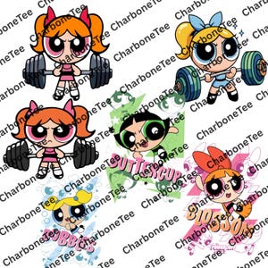 Puede incluir: Una imagen con los personajes de dibujos animados de las Supernenas levantando pesas. Pétalo, Burbuja y Cactus se representan en varias poses. La imagen incluye el texto "CharboneTee" y el logotipo de las Supernenas.